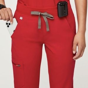 Figs Zamora Jogger Scrub Pants - XS Petite / Pop Red